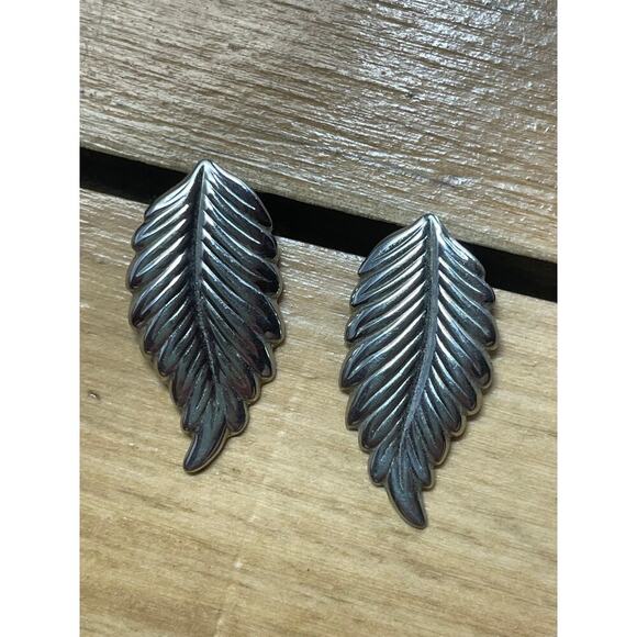 Vintage pair of silver tone feather drop dangle earrings. womens. boho western - Picture 1 of 4